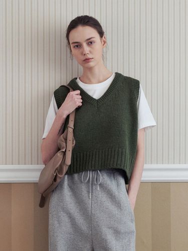 Simple V-neck Knit Vest _ Khaki - LOEIL - Modalova