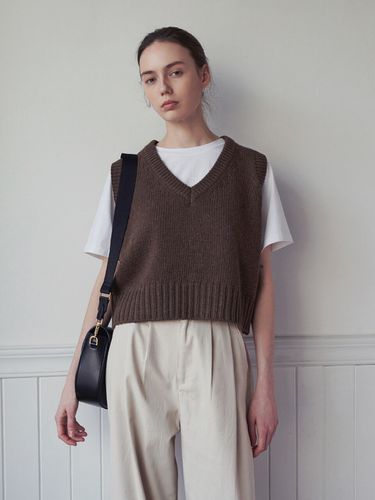 Simple V-neck Knit Vest _ Brown - LOEIL - Modalova