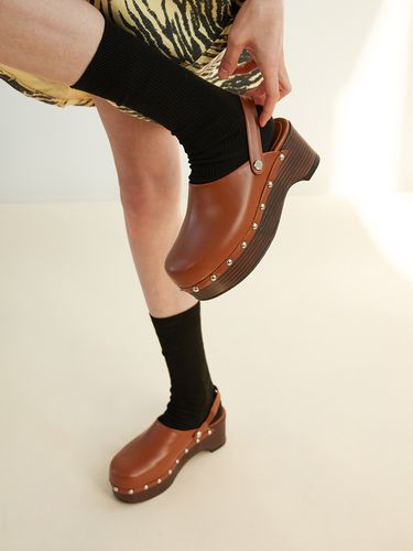 Zoe Clogs_Leather Brown - blanc sur blanc - Modalova