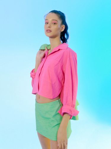 Peony Cropped Shirt_Pink - DAZE DAYZ - Modalova