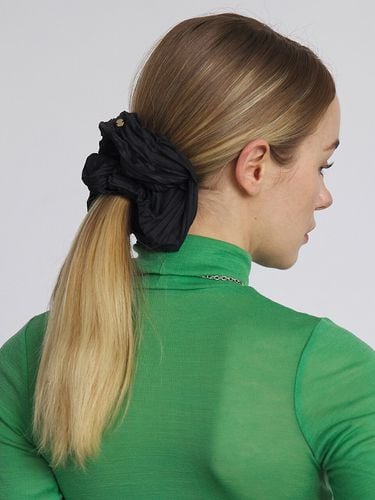 Scrunchie Jewel Pleats - Black - UNDERCONTROL STUDIO - Modalova