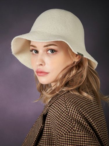 Bold Metal Motif Cloche Hat - Cream - VARZAR - Modalova