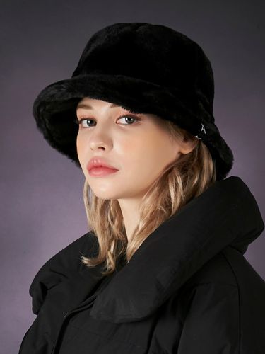 Fur Logo Point Bucket Hat - Black - VARZAR - Modalova