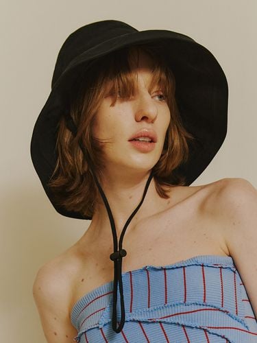 Wide bucket hat in Black - poesiedame - Modalova