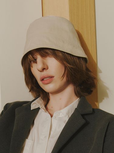 Screw Bucket Hat in Beige - poesiedame - Modalova