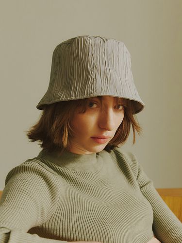 Pleats Bucket Hat in Khaki - poesiedame - Modalova