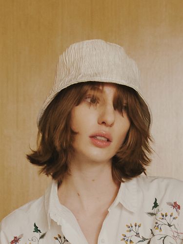 Pleats Bucket Hat in Beige - poesiedame - Modalova