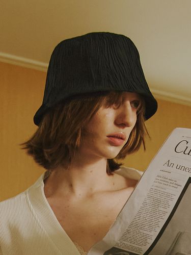 Pleats Bucket Hat in Black - poesiedame - Modalova