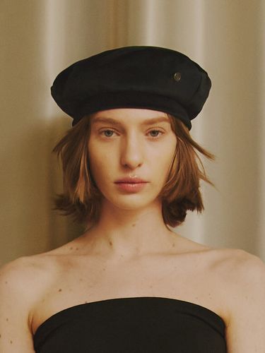 Velvet beret in black - poesiedame - Modalova