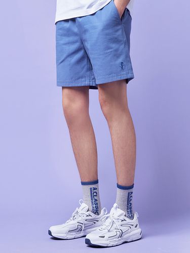 Garment Washing Standard Fit Short Pants () - AKIII CLASSIC - Modalova