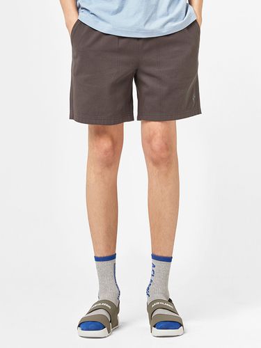 Garment Washing Standard Fit Short Pants - AKIII CLASSIC - Modalova