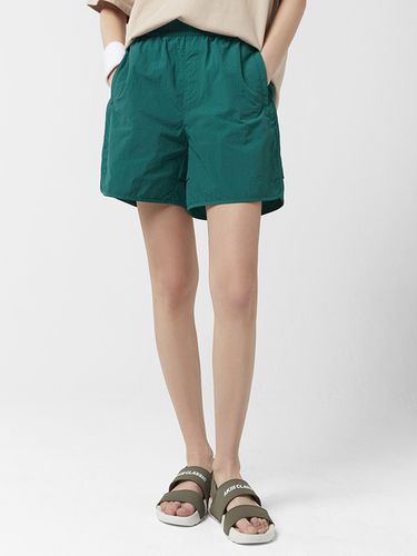 Cool Standard Fit Short Pants () - AKIII CLASSIC - Modalova