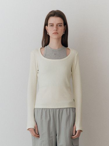 Oval Neck Ribbed Top_Cream - LEUNI - Modalova