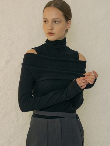 Comos Turtleneck Layered Off-Shoulder T-Shirt - ourcomos - Modalova