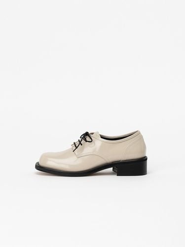 Madrigal Lace-up Derby Shoes in Cream - CHAUSSURE LAPIN - Modalova