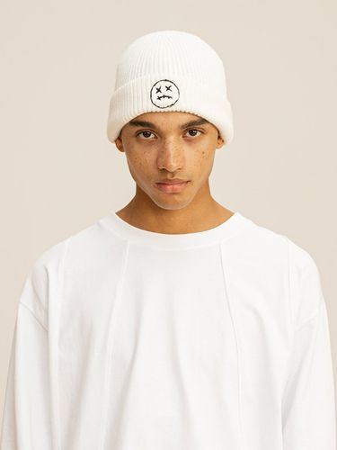 Smile Beanie MFTAC004-WT _ White - MASSNOUN - Modalova