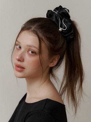 Stripe Black Satin Pearl Scrunchie - KINDABABY - Modalova