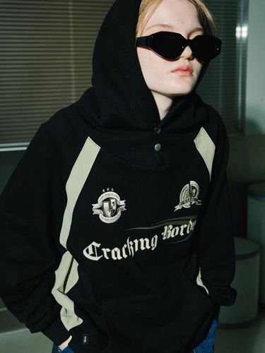 Cracking Snap Raglan Hoodie _ Black - CPGN - Modalova