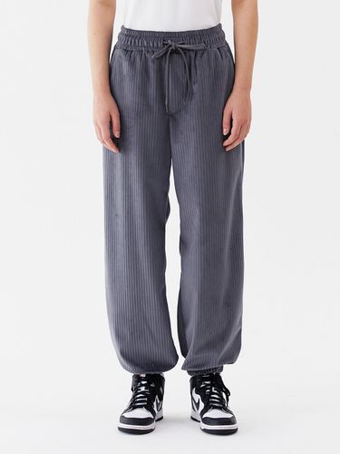 Unisex Velvet Pleated Jogger Pants _ - Trip LE Sens - Modalova