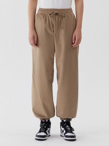 Unisex Velvet Pleated Jogger Pants _ - Trip LE Sens - Modalova