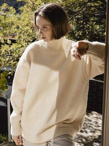 KN4209 Oversized Turtleneck Knit_Cream - vanone atelier - Modalova