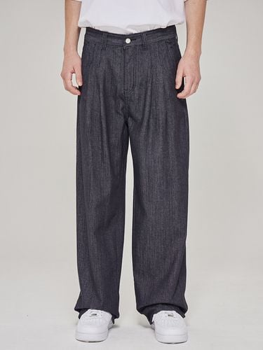 Two Tuck Wide Fit Tapered Denim Pants () - DEEP SENSE - Modalova