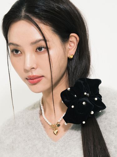 Pearl Velvet Scrunchie_ Black - August Harmony - Modalova