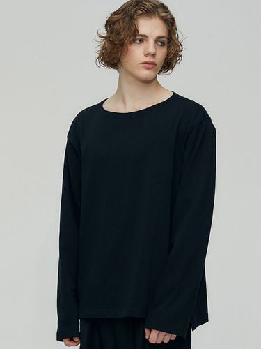 Back Pleats Boat Neck Top [Black] - FINSDRUCK - Modalova