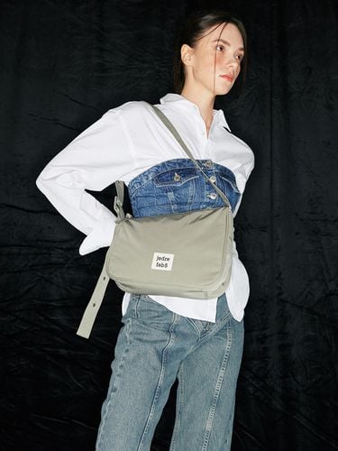 Slant Medium Shoulder Bag_Khaki - JEDREFEB5 - Modalova