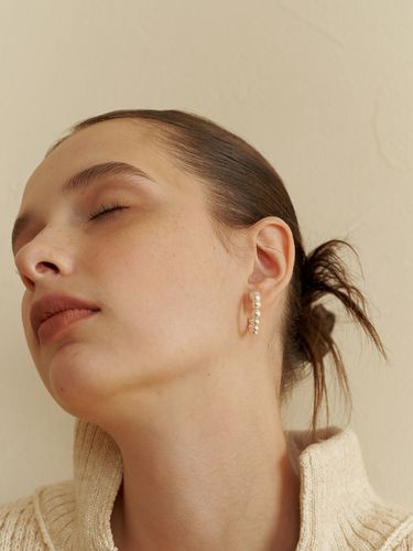 Mimi Pearl Hoop Earrings - MZUU - Modalova