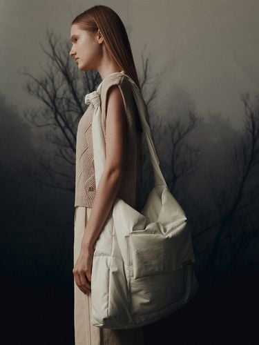 Faux Leather Padded Shoulder Bag_White - RE RHEE - Modalova