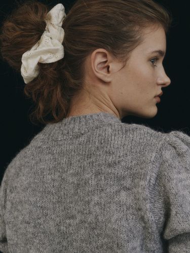 Flower Scrunchie_White - SO IR - Modalova