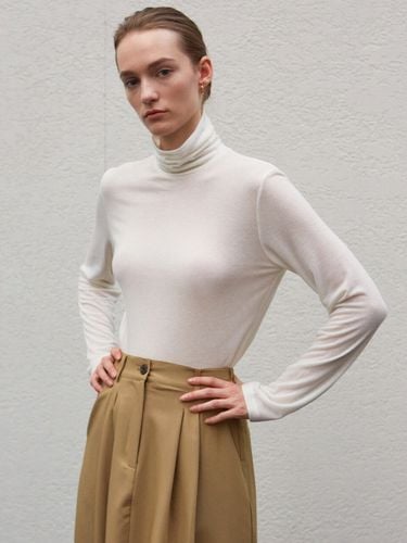 Long Sleeve Turtleneck Top _Off White - NICK&NICOLE - Modalova