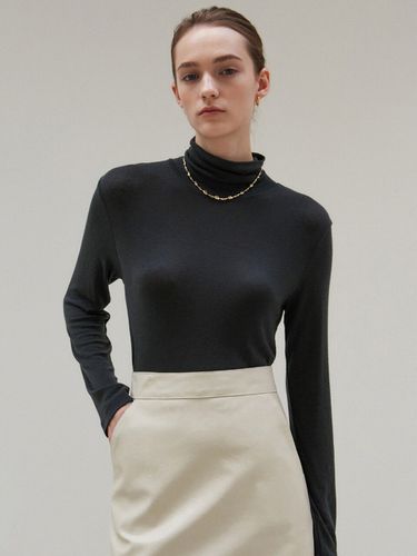 Long Sleeve Turtleneck Top _Charcoal - NICK&NICOLE - Modalova