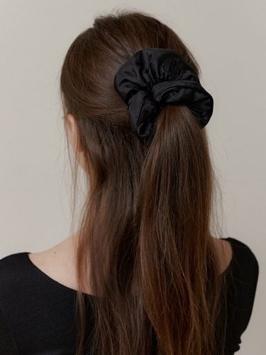 Black Padded Scrunchie - KINDABABY - Modalova