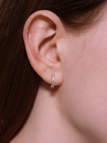 CZ Basic Hoop Earring (White) - BAEBAE - Modalova