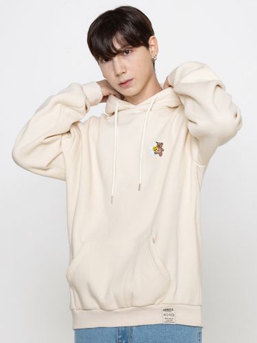 Flower Hug Bear Embroidery Hoodie_Cream - GRAVER - Modalova