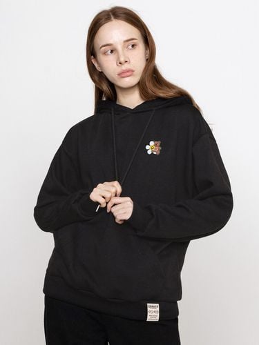 Flower Hug Bear Embroidery Hoodie_Charcoal - GRAVER - Modalova