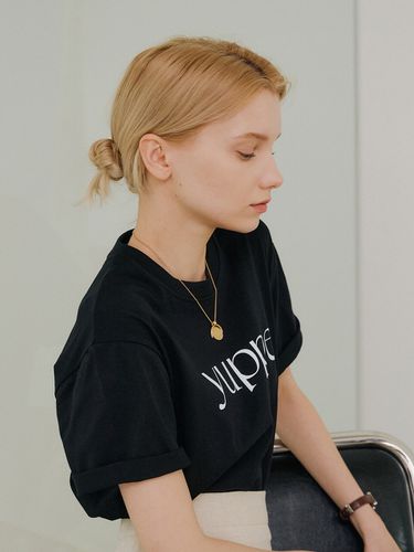 Logo Print T-Shirt (Black) - YUPPE - Modalova