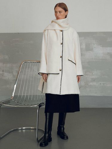 Boucle Coat With Muffler - JOY GRYSON - Modalova