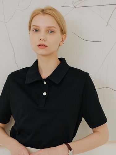 Collar Point T-Shirt (Black) - YUPPE - Modalova