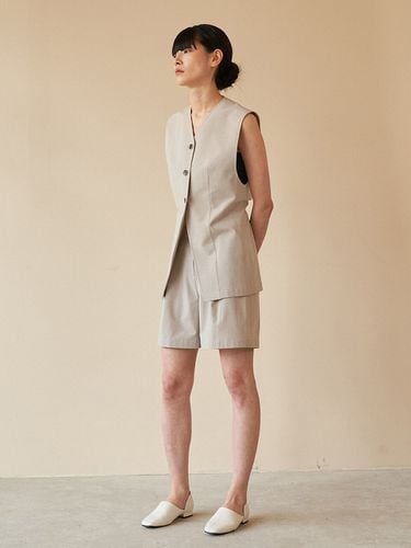 Three Button Strap Vest [Beige] - diadem - Modalova