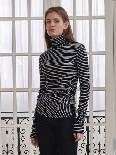 Stripe Side Shirring Turtleneck T-Shirt - Nouve - Modalova