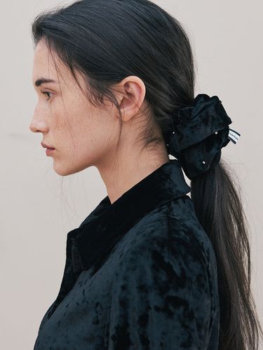 Velvet Dot Scrunchie - Black - Third movement - Modalova