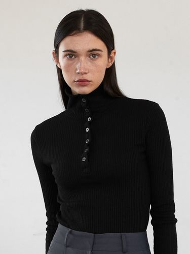 OU996 Ribbed Button Turtleneck Tee_Black - ouie - Modalova