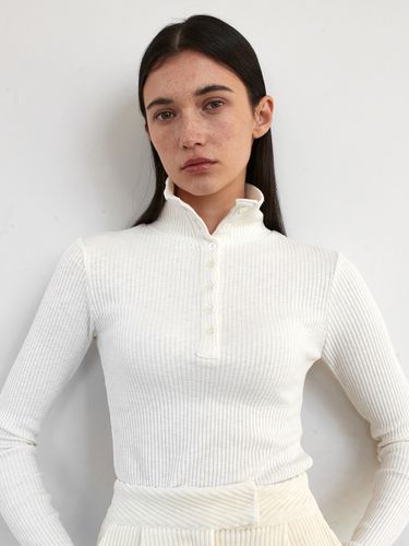 OU995 Ribbed Button Turtleneck Tee_White - ouie - Modalova