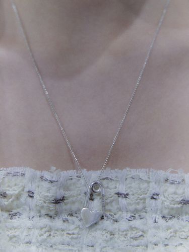 Heart Safety Pin Necklace_ Silver - SOFT SEOUL - Modalova