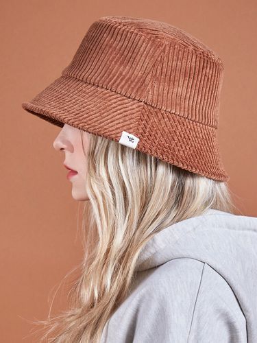 Wide Corduroy Label Bucket Hat - VARZAR - Modalova