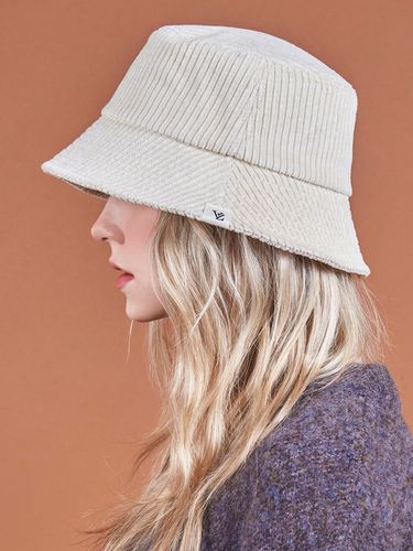 Wide Corduroy Label Bucket Hat - VARZAR - Modalova