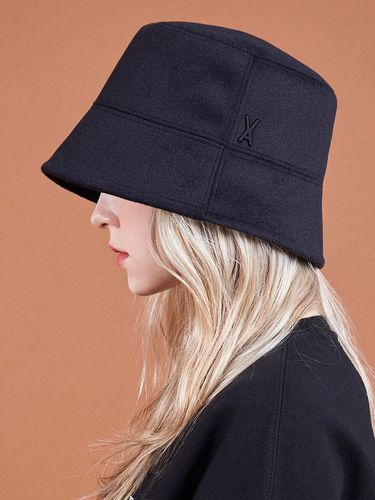 Stud Drop Over Fit Wool Bucket Hat - VARZAR - Modalova